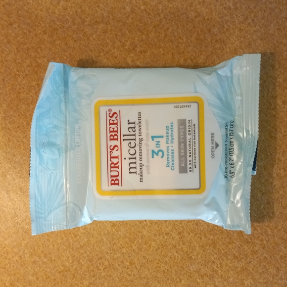 Burt's Bees red lipstick, red balm and makeup remover pack - Picture 5 of 5